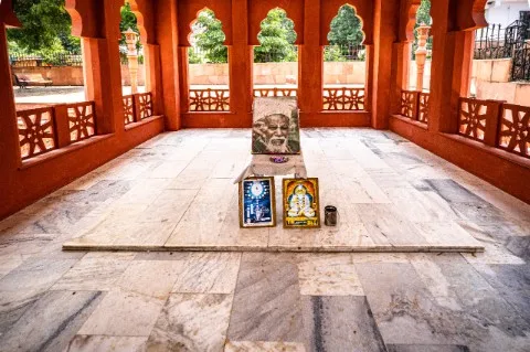 path Carved Through Memorial - Dashrath Manjhi Tribute