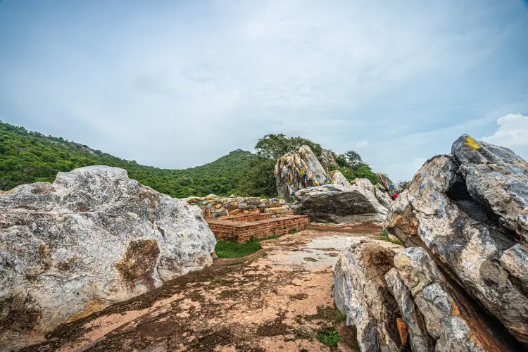 Hilltop Retreat at Nalanda - Gridhakut's Serenity